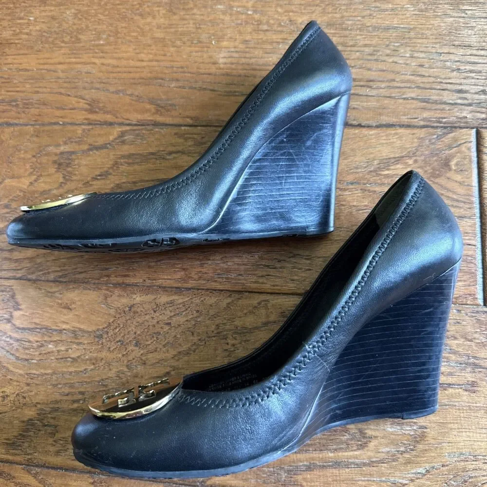 Tory Burch Sophie Wedges Black Leather Gold Tone Logo Emblem Heels 8 M